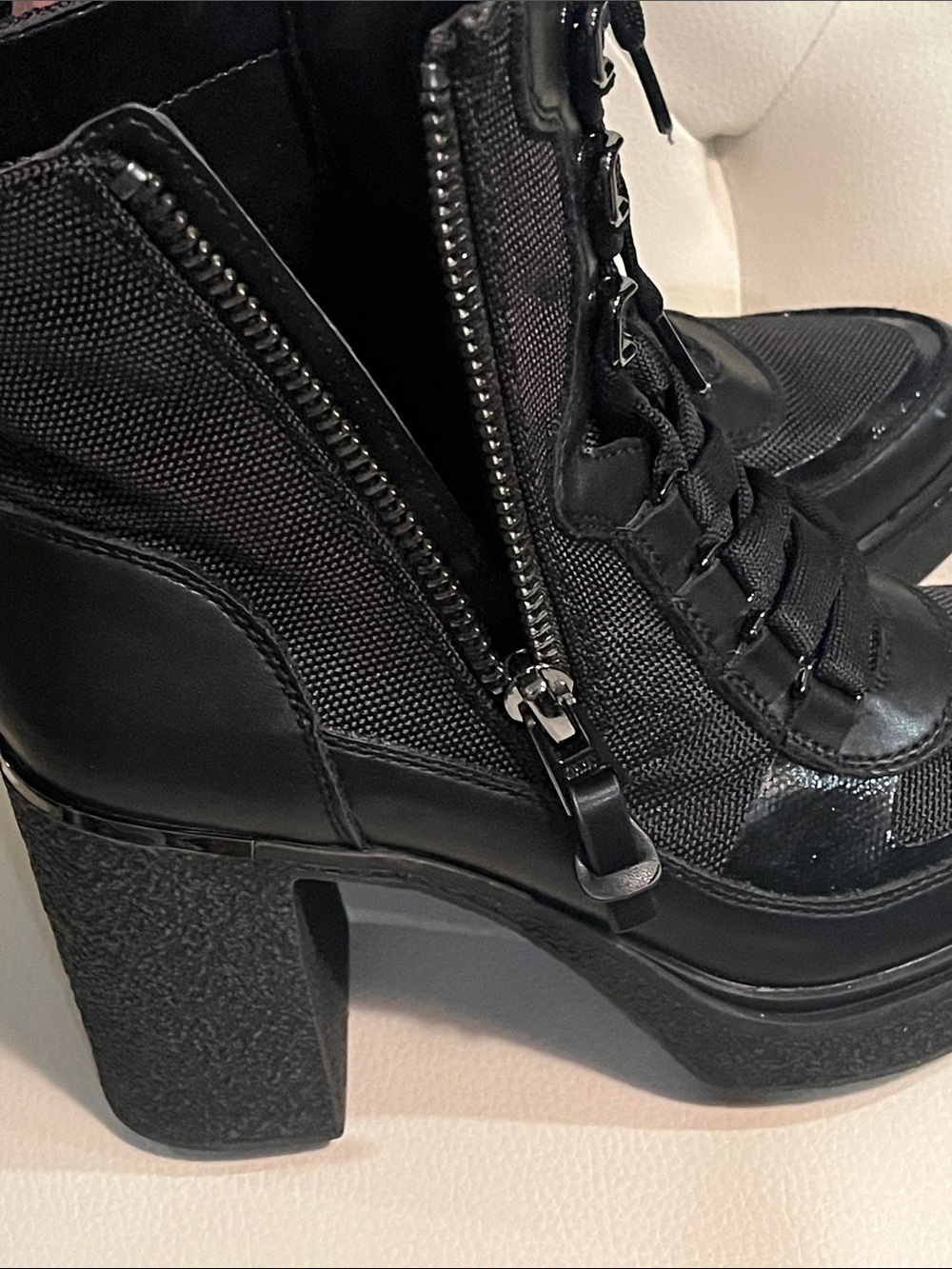 DKNY Black Lace-Up Platform Lug Heeled Ankle Boots Size 8 Eye Catching - Picture 9 of 12